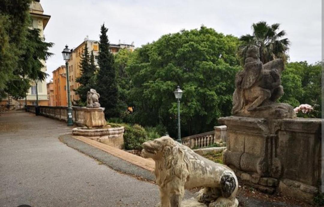 Ampio Appartamento Con 2 Posti Auto E Cortile Genoa Luaran gambar
