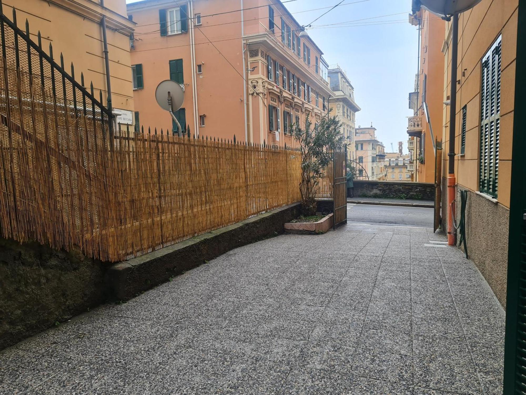 Ampio Appartamento Con 2 Posti Auto E Cortile Genoa Luaran gambar